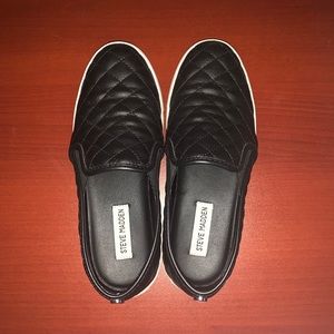 Black flat tennis shoes- Steve Madden